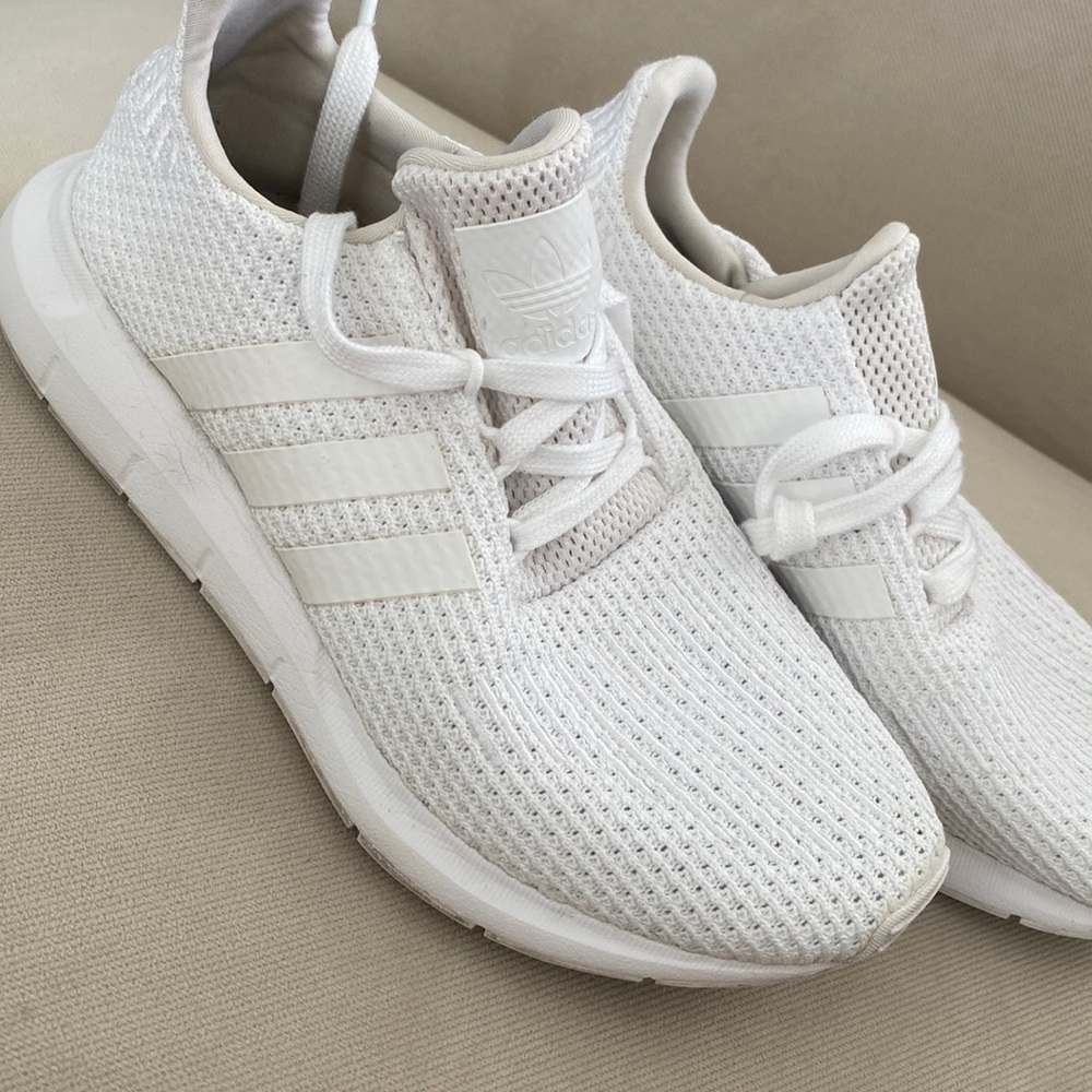 ADIDAS WHITE SNEAKERS